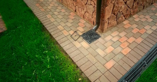 Отмостка вокруг дома цена за м2 работа - залить отмостку в Курчатове по выгодной стоимости от 1373 руб/м2